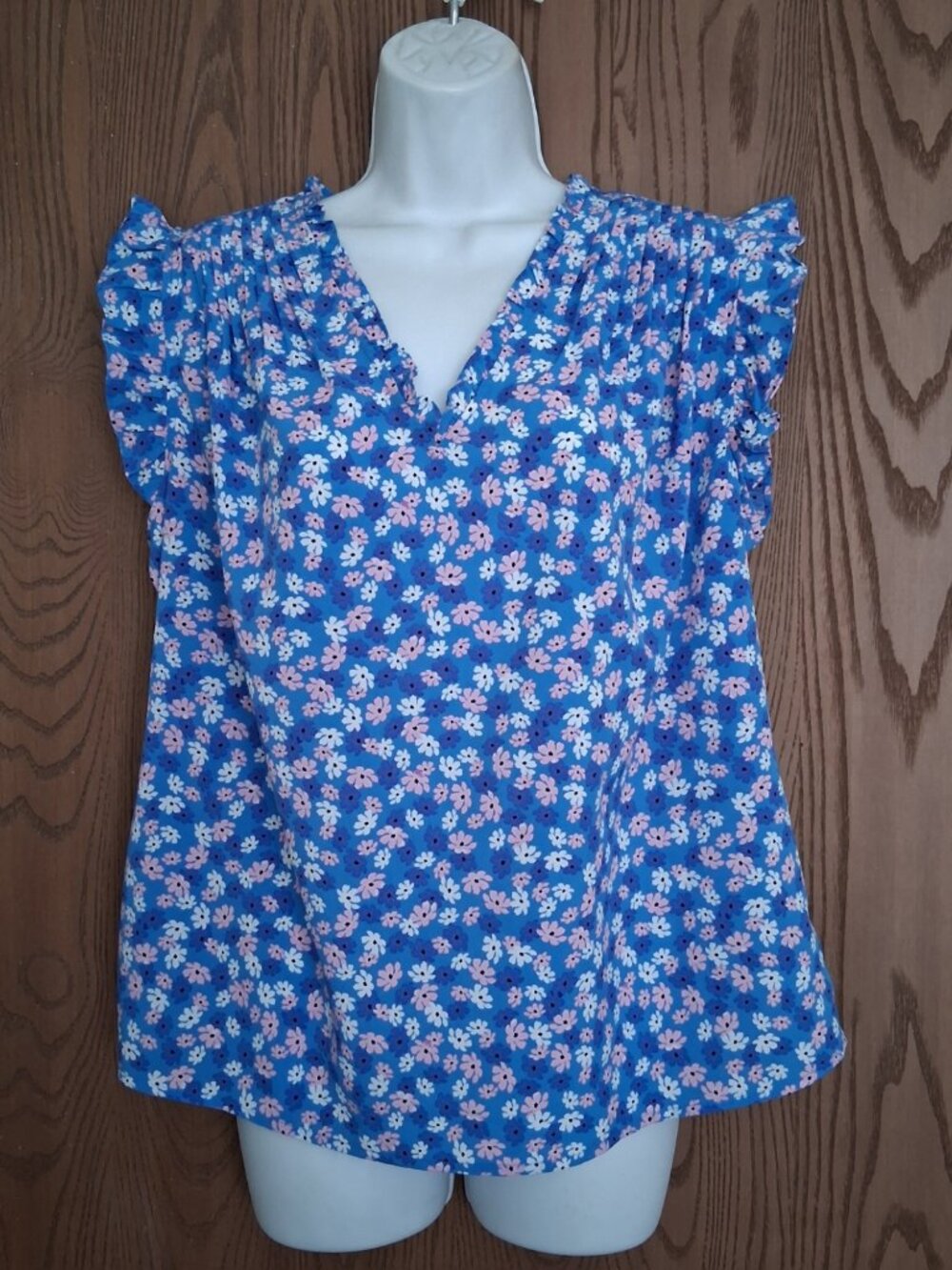 On 34th Blue Floral V-Neck Ruffle Sleeve Tank Top Medium Lightweight Summer